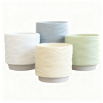 2 minimalistische Keramik-Pflanzgefäße mit Plastikuntertassen